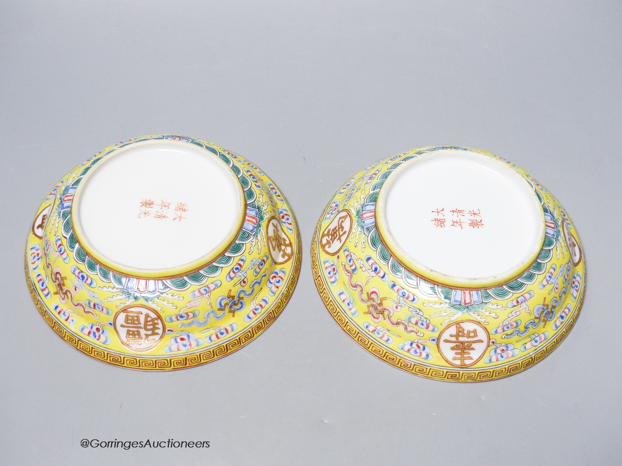 A pair of early 20th century Chinese famille jeune bowls and covers, diameter 16cm (a.f.)